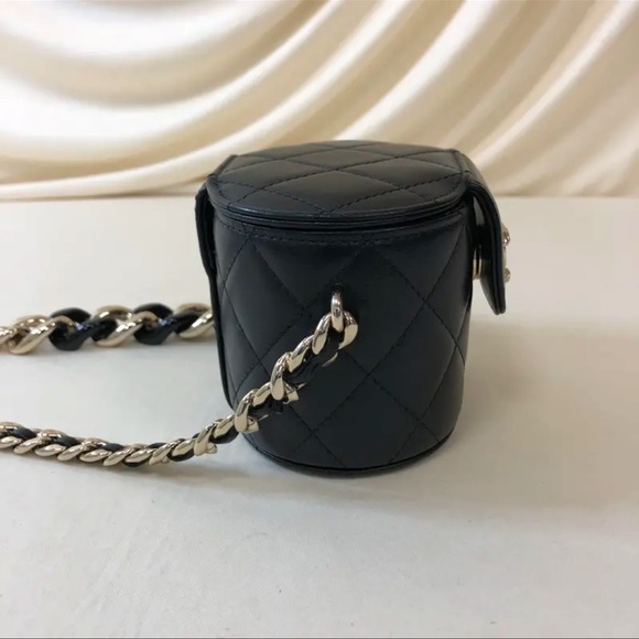 NFS Authentic Pre-owned CHANEL Lambskin Crossbody - Picture 3 of 12